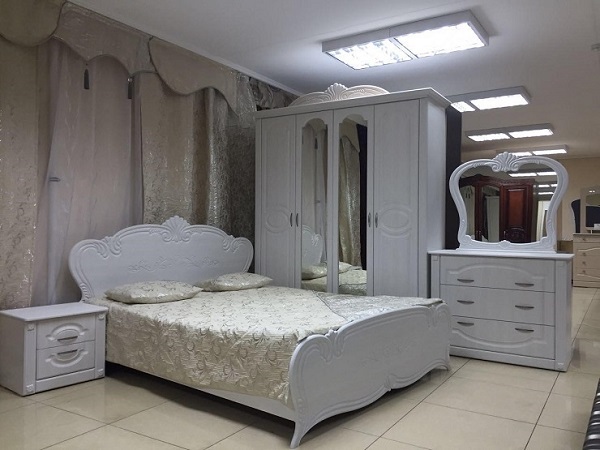 Фото спальни в мебельном магазине